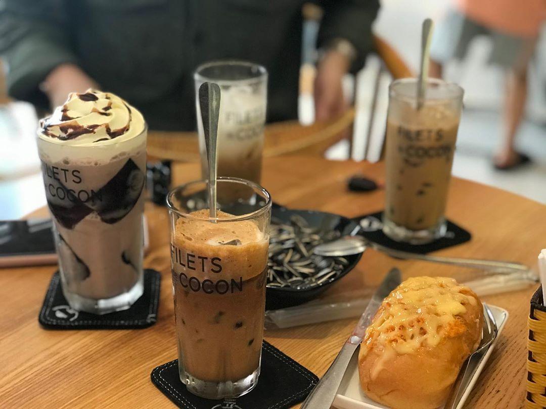 Quán cafe và view chill: Một quán cà phê với không gian rộng mở và view đẹp có thể là nơi bạn tìm kiếm để thư giãn sau một ngày làm việc. Xem ảnh về quán cà phê và view chill và bạn sẽ được thực sự choáng ngợp bởi những hình ảnh tuyệt đẹp, yên bình và hoà quyện với thiên nhiên.