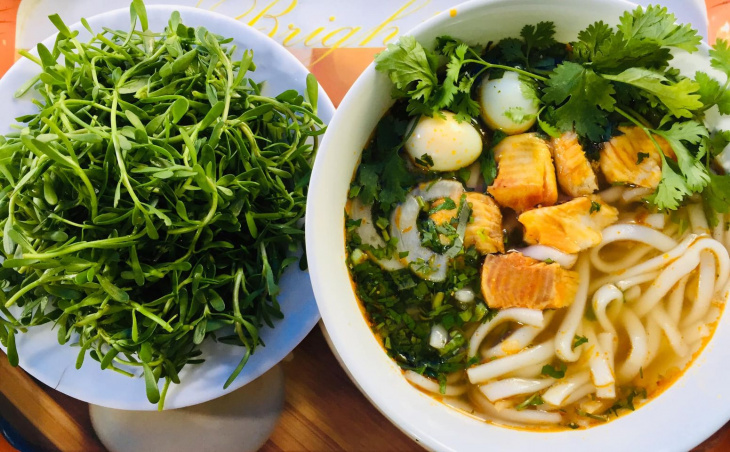 Bánh canh cá lóc Huế