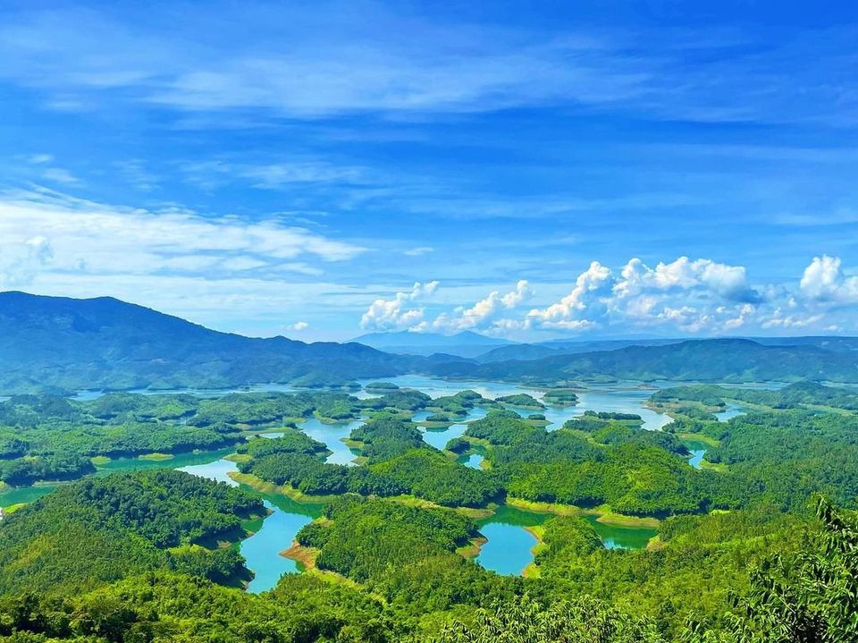 Hồ Tà Đùng được ví như Vịnh Hạ Long ở Tây Nguyên