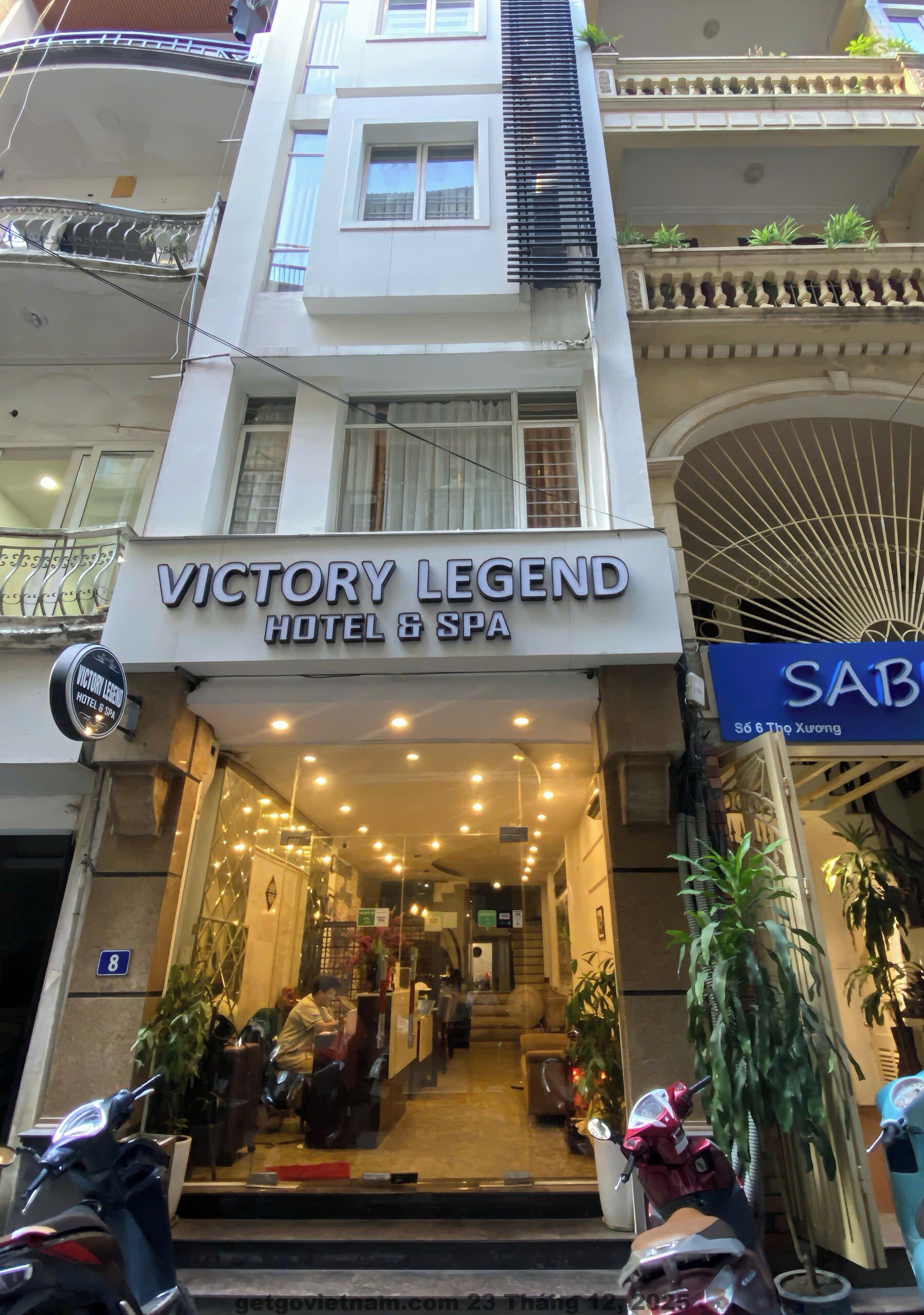 Mặt tiền Victory Legend Hotel & Spa Hà Nội ban đêm