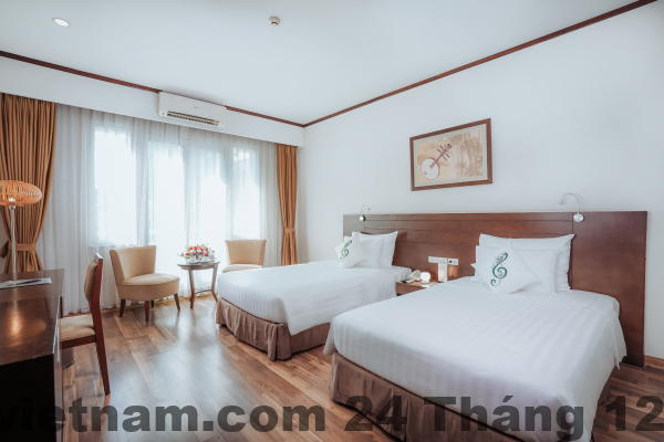 Mặt tiền Thang Long Opera Hotel Hà Nội nhìn từ đường Tong Dan
