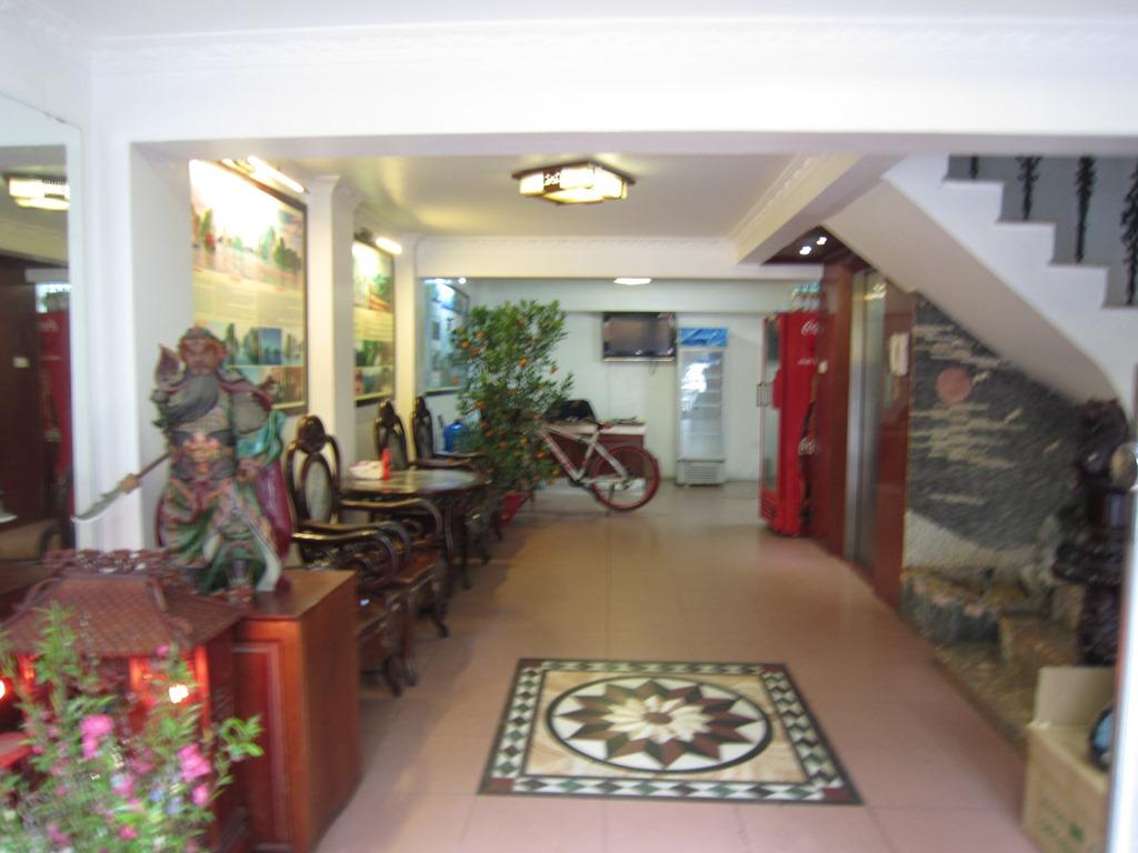 Lễ tân khách sạn Hoàng Dương Hà Nội với khu vực tiếp đón nhỏ gọn