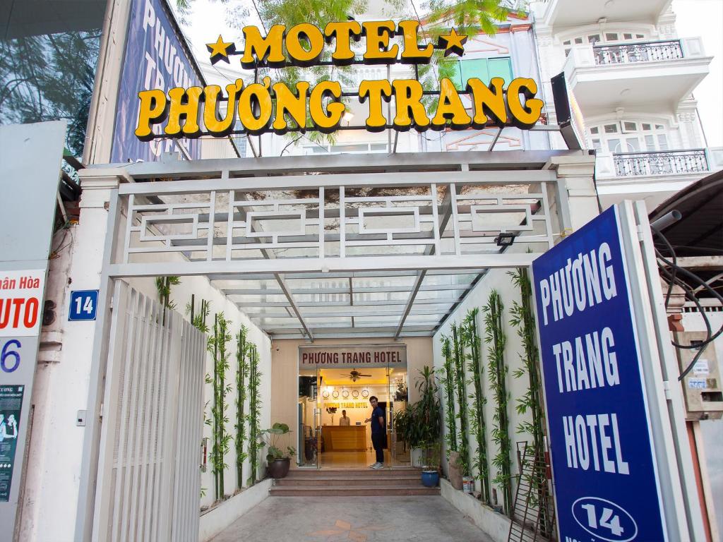 Phương Trang Hotel — phòng ngủ tiêu chuẩn với giường lớn và chăn gối gọn gàng