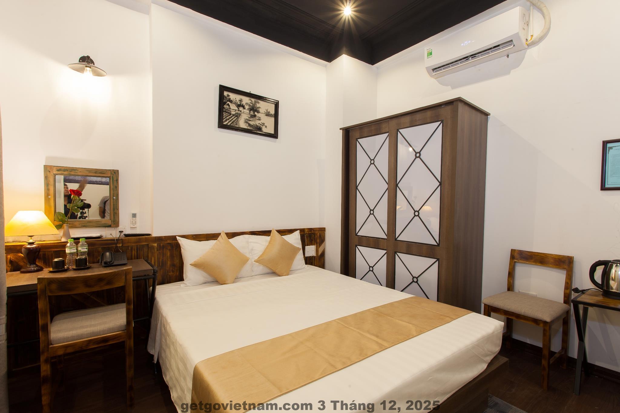 Review khách sạn Luxury Backpackers Hotel – GetGo Vietnam 4 Phòng ngủ tại Luxury Backpackers Hanoi với giường lớn, cửa sổ sáng và nội thất gọn gàng