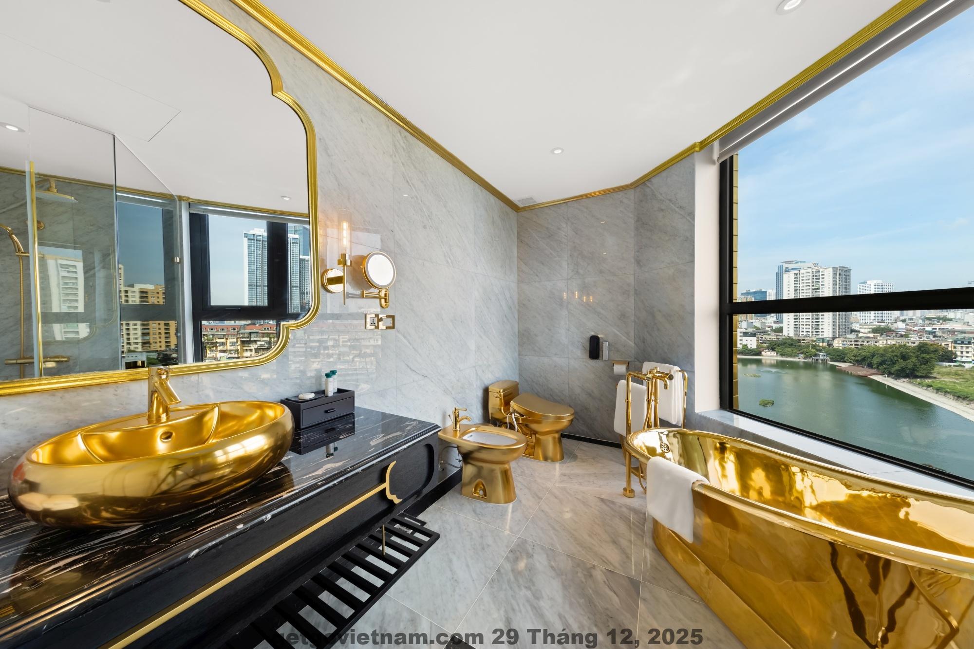 Phòng lớn view hồ của Lake View Apartment & Hotel với cửa sổ lớn và ánh sáng tự nhiên