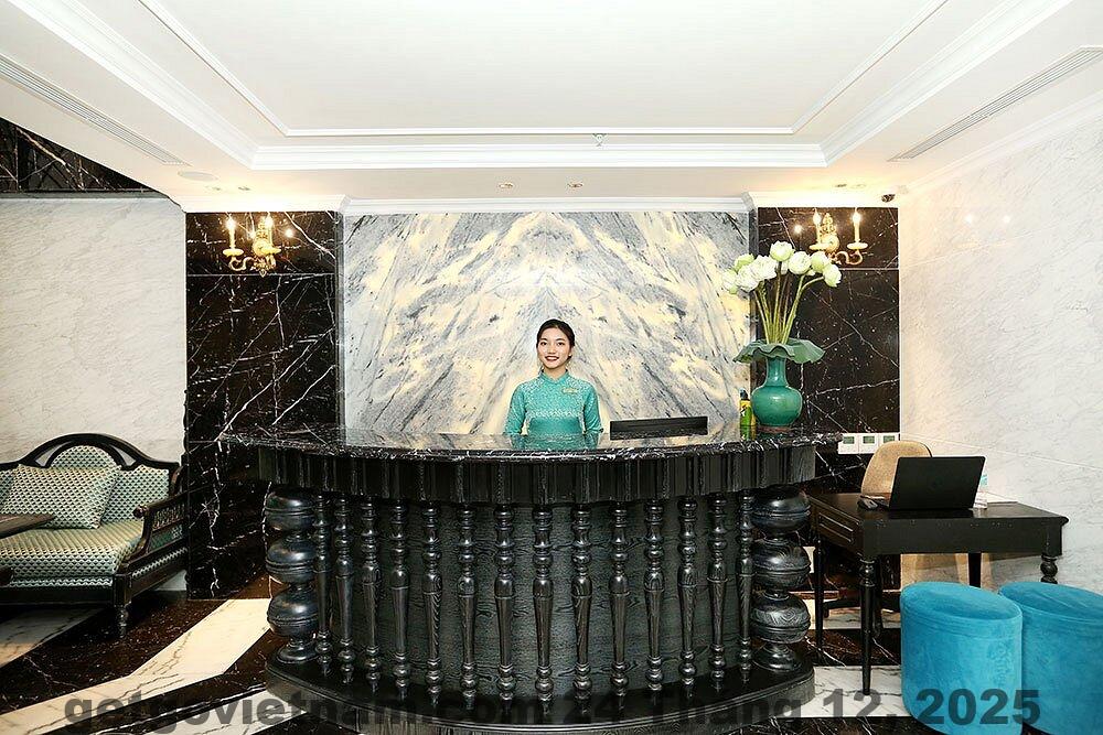 Phòng ngủ hạng executive tại Hanoi Emerald Waters Hotel Valley với giường lớn và ánh sáng ấm
