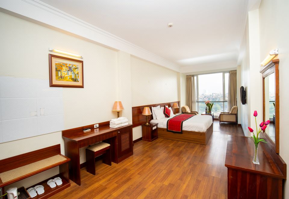 Phòng view hồ tại Regal Hotel Hà Nội