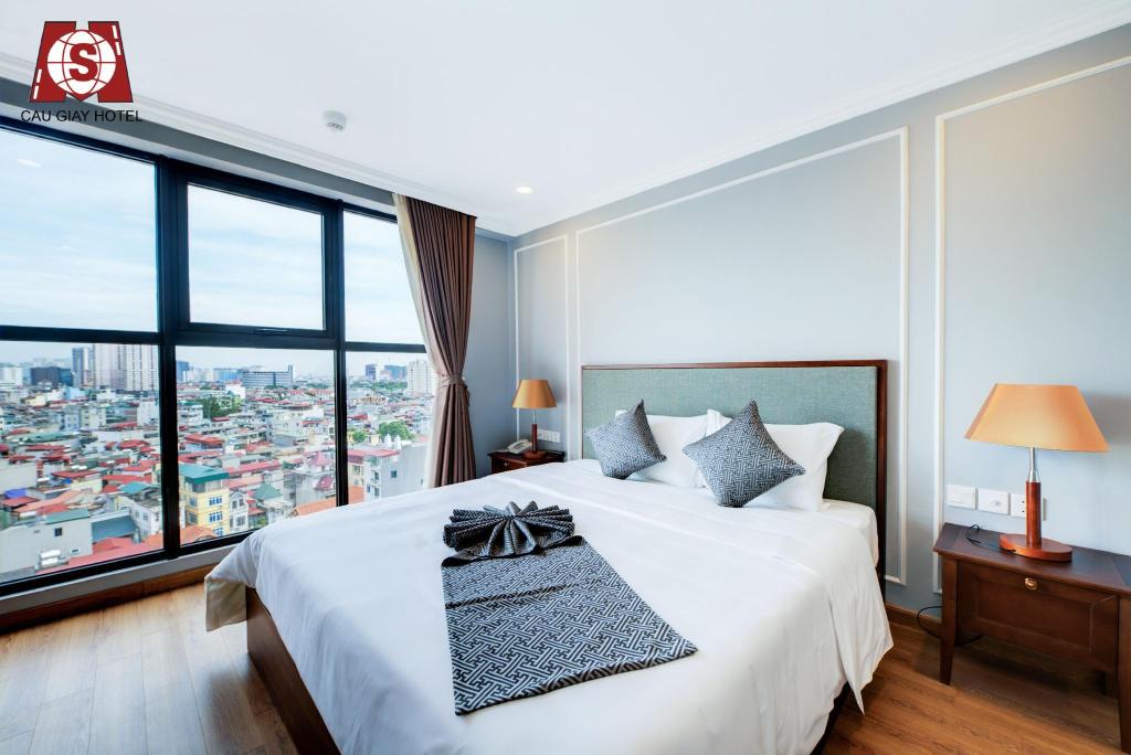 Sảnh lễ tân Hoang Gia Hotel Cầu Giấy với ánh sáng ấm và thiết kế đơn giản