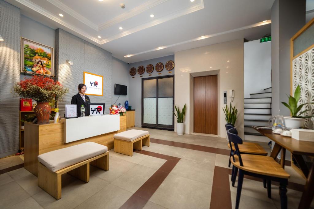Phòng ngủ hiện đại tại YR Hotel Apartments với giường lớn và cửa sổ đón sáng