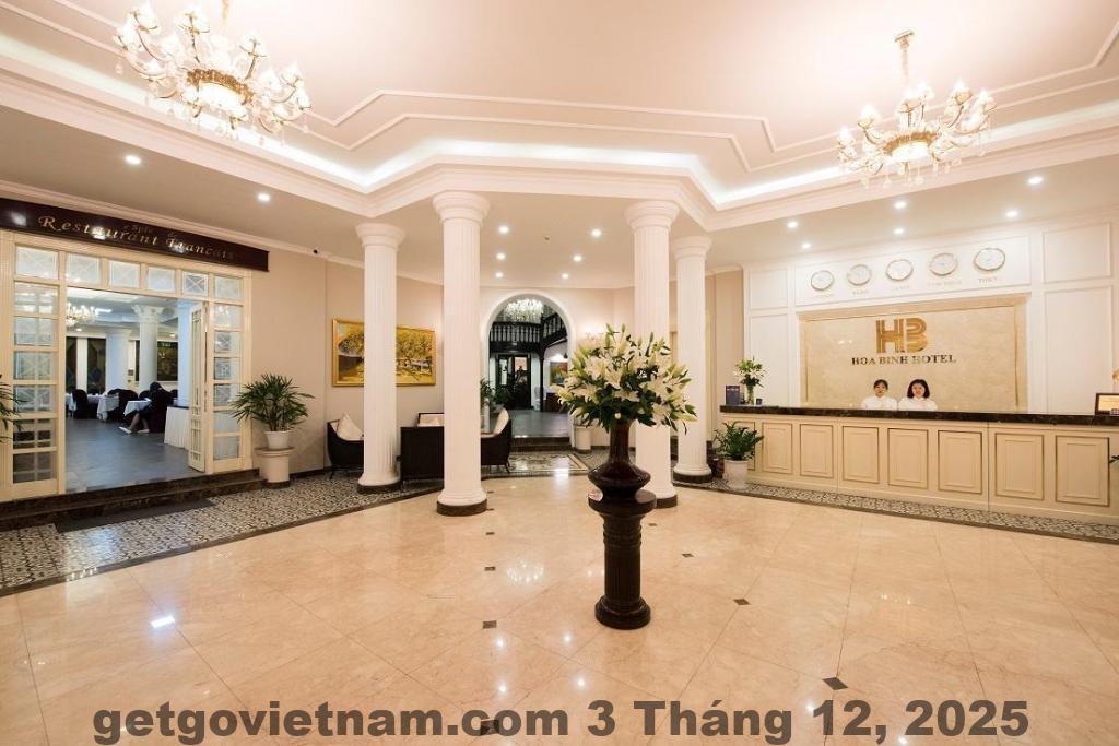 Tiền sảnh khách sạn Hòa Bình Hà Nội phong cách cổ điển Đông Dương