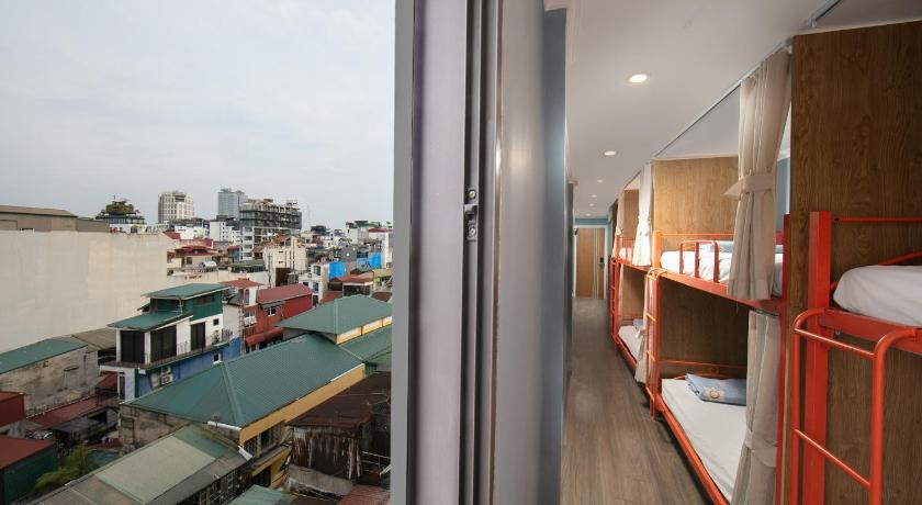 Giường capsule của Hanoi Capsule Station Hostel với rèm riêng tư và ánh sáng dịu