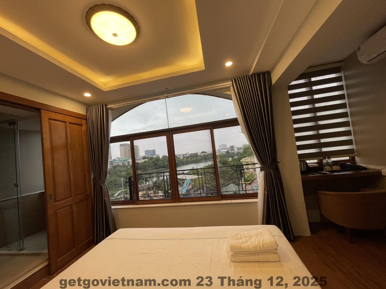 Phòng ngủ Family Hanoi Hotel tông màu ấm