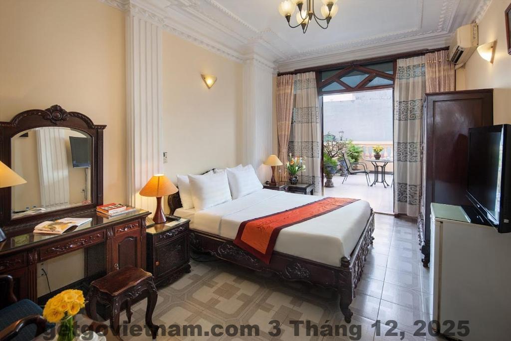 Phòng Executive sáng sủa, nội thất gỗ tại Lucky Central Hotel & Travel Hà Nội