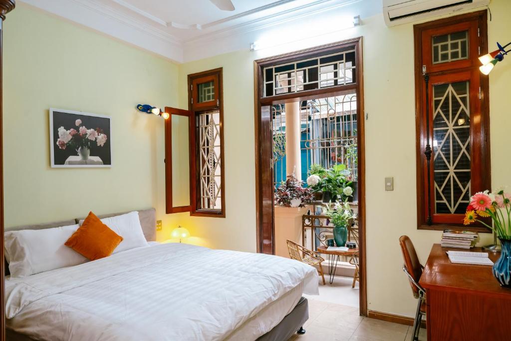 Không gian phòng tại Hanoi Hola House với nội thất gọn và sáng