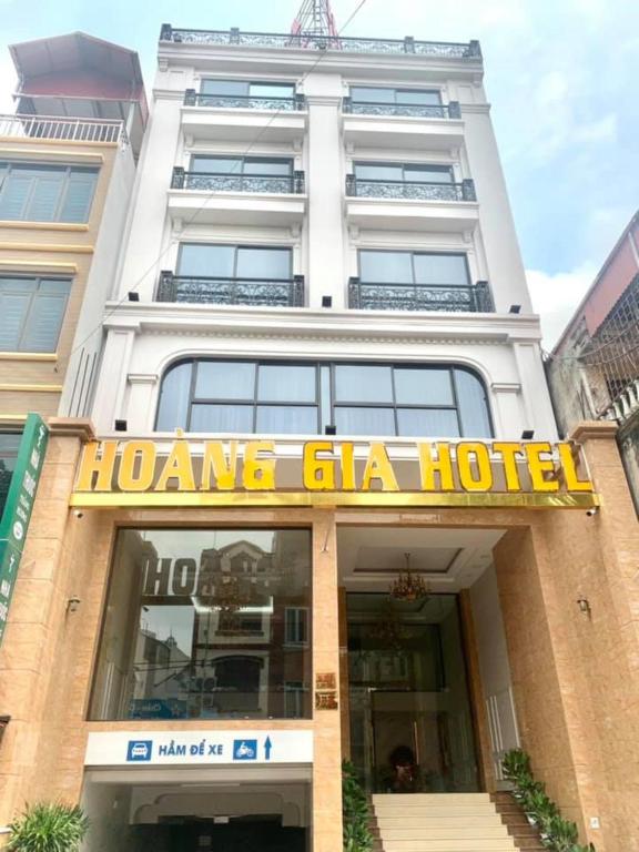 Phòng tiêu chuẩn của Hoang Gia Hotel Cầu Giấy với giường đôi và cửa sổ hướng phố