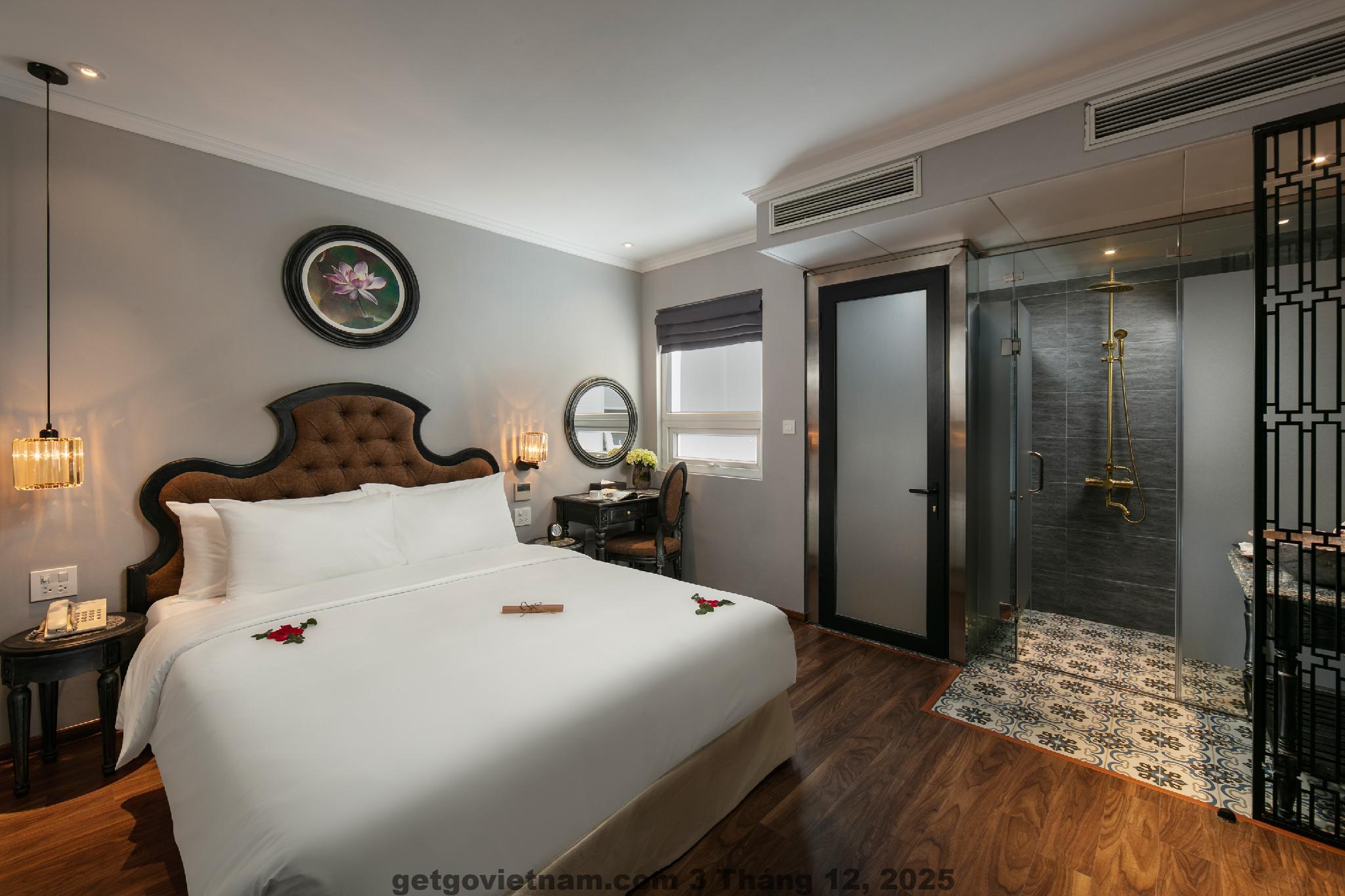 Mặt tiền Shining Central Hotel & Spa tại phố Lò Sũ Hà Nội