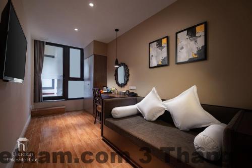 Phòng ngủ hiện đại tại Hanoi Lakeside Premium Hotel – giường đôi, nội thất gỗ sáng, sạch sẽ