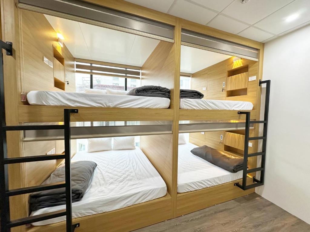 Khu vực phòng dorm của Hanoi Capsule Station Hostel với các capsule gọn gàng
