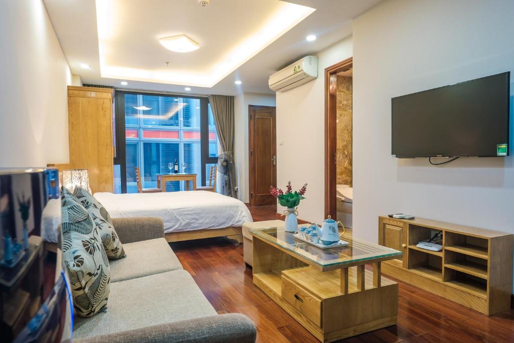 Không gian phòng khách và bếp tại Nine Housing A10 Kim Mã với thiết kế hiện đại