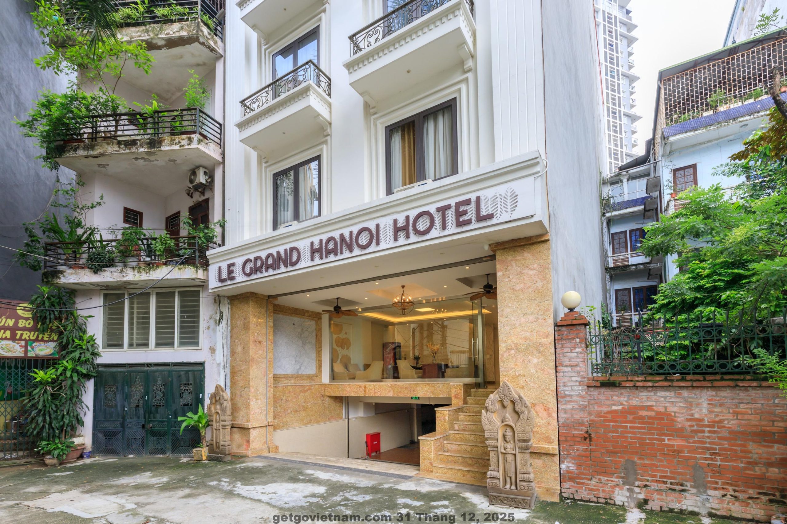 Mặt ngoài Hanoi Hotel nhìn từ hồ Giảng Võ