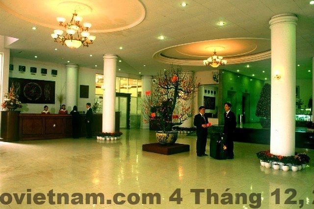 Sảnh khách sạn De Syloia Hà Nội với nhân viên lễ tân chuyên nghiệp