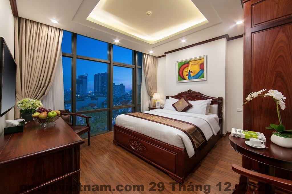 Toàn cảnh mặt tiền Royal St Hanoi Hotel nhìn từ bên ngoài