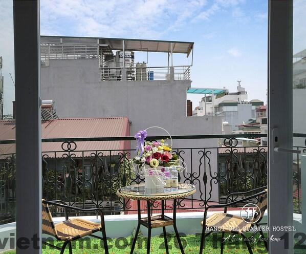 Phòng ngủ sạch sẽ và ánh sáng tốt của Little Hanoi Old Quarter Hostel