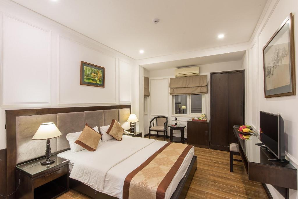 Khu vực tiền sảnh và nội thất Khách sạn Hồng Ngọc Cochinchine