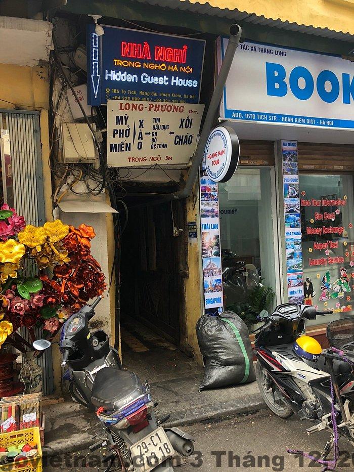 Review khách sạn Hanoi Hidden Guest House – GetGo Vietnam 1 entrance from street