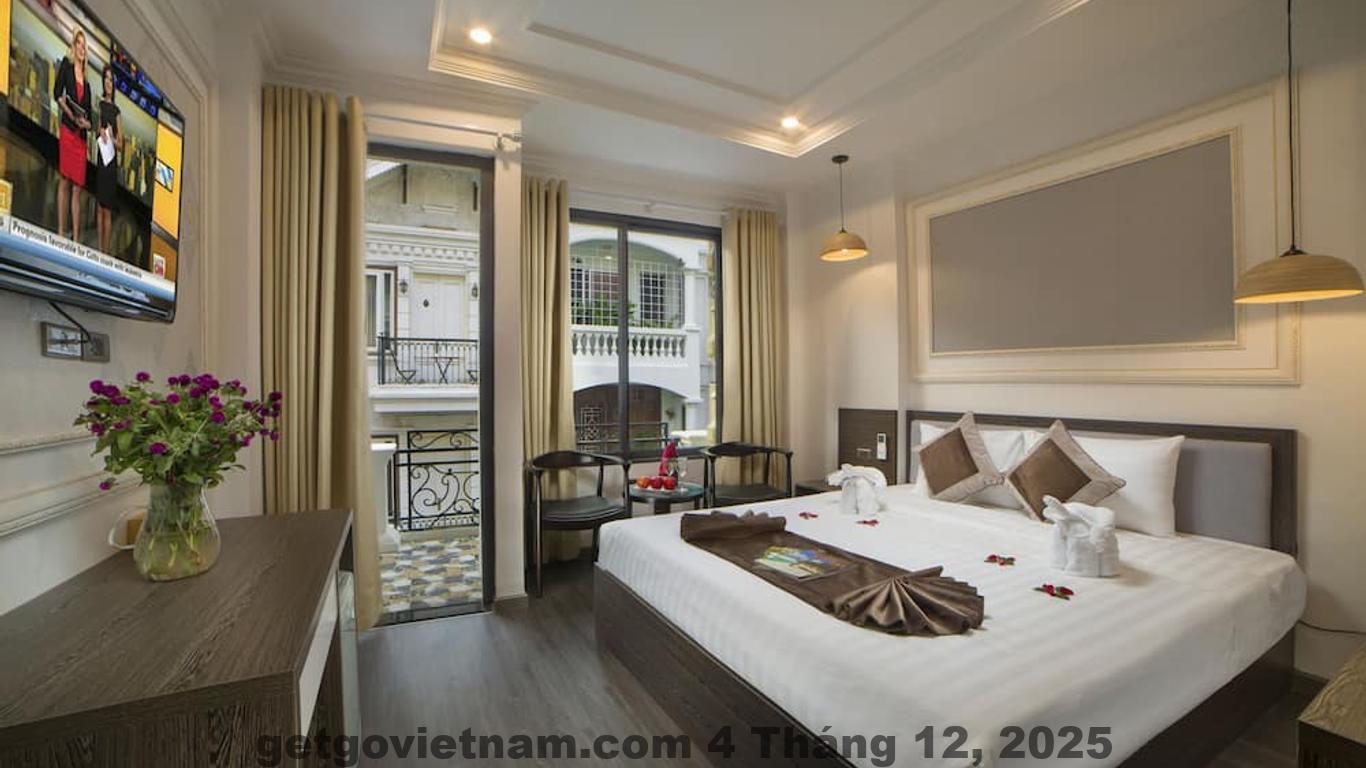 Phòng nhìn ra phố khu vực Galliot Central Hotel