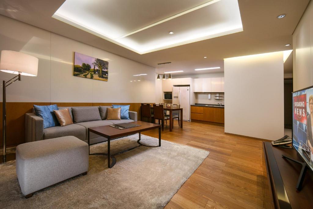 Phòng ngủ lớn trong căn hộ Lotte The Residence Hanoi