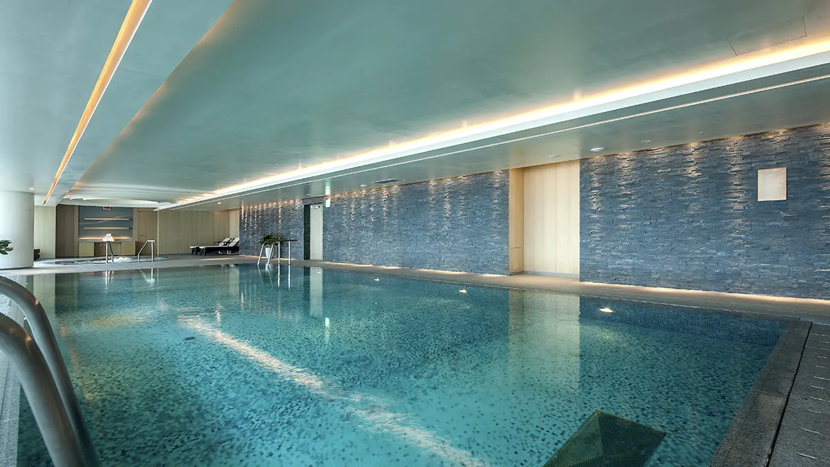 Hồ bơi trong nhà Lotte Hotel Hanoi với ánh sáng đẹp và không gian rộng rãi
