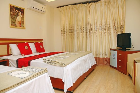 Review khách sạn Khách Sạn Vạn Hoa – GetGo Vietnam 3 Ảnh phòng Family Room tại Khách Sạn Vạn Hoa – Nội thất cơ bản, hơi cũ nhưng có cửa sổ