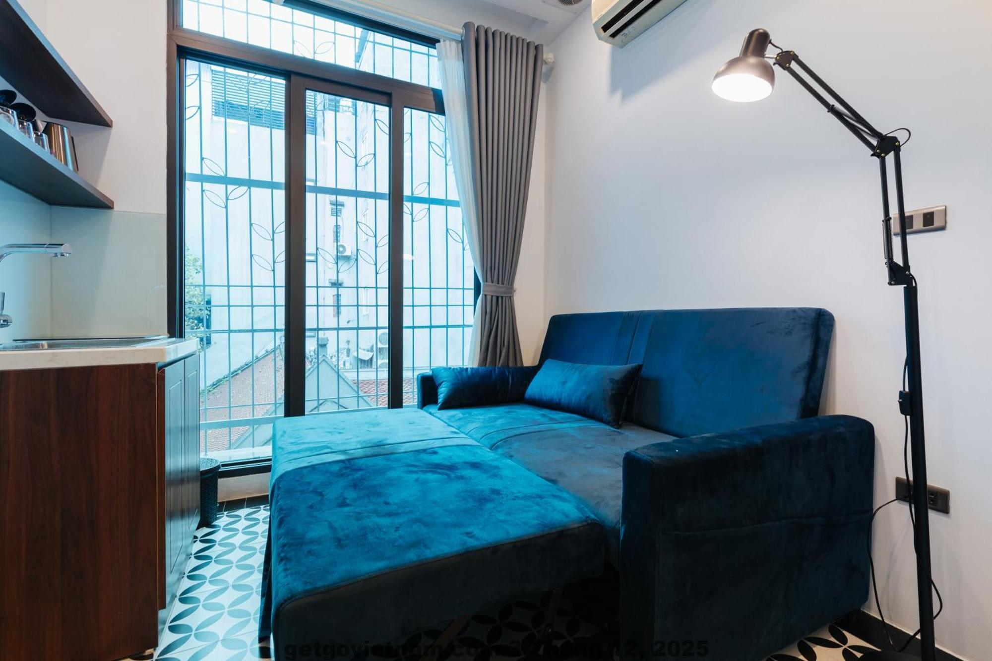 Ban công phòng tại Homestay & Eggcoffee Central Hanoi Old Quarter nhìn xuống phố cổ