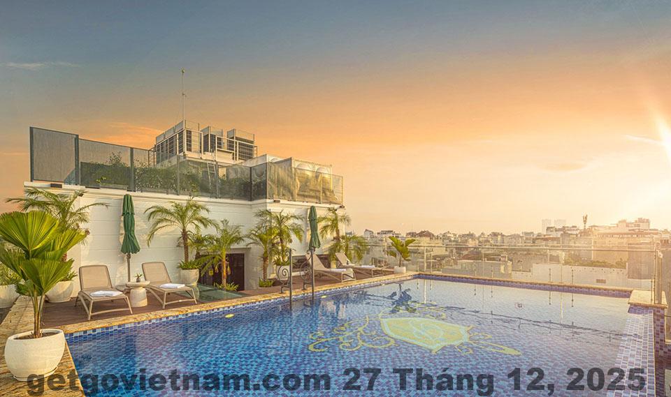 Hồ bơi rooftop Charmpearl Hotel với view thành phố