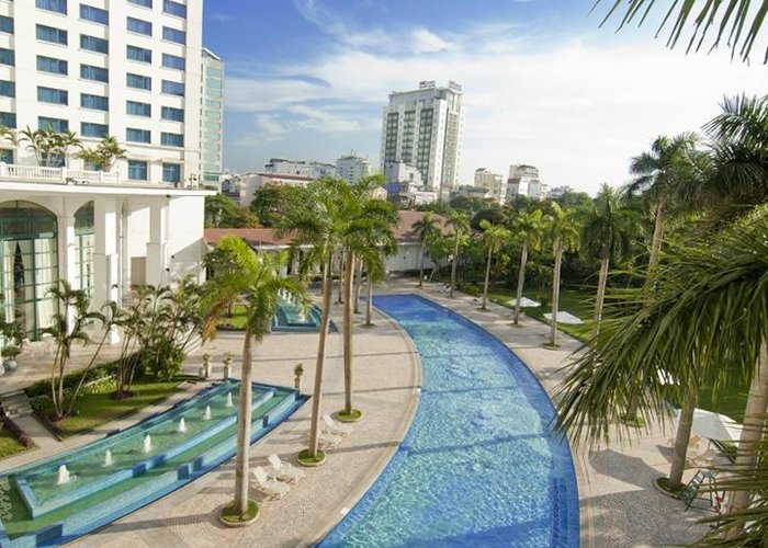 Phòng khách rộng và khu bếp tại Daeha Serviced Apartment