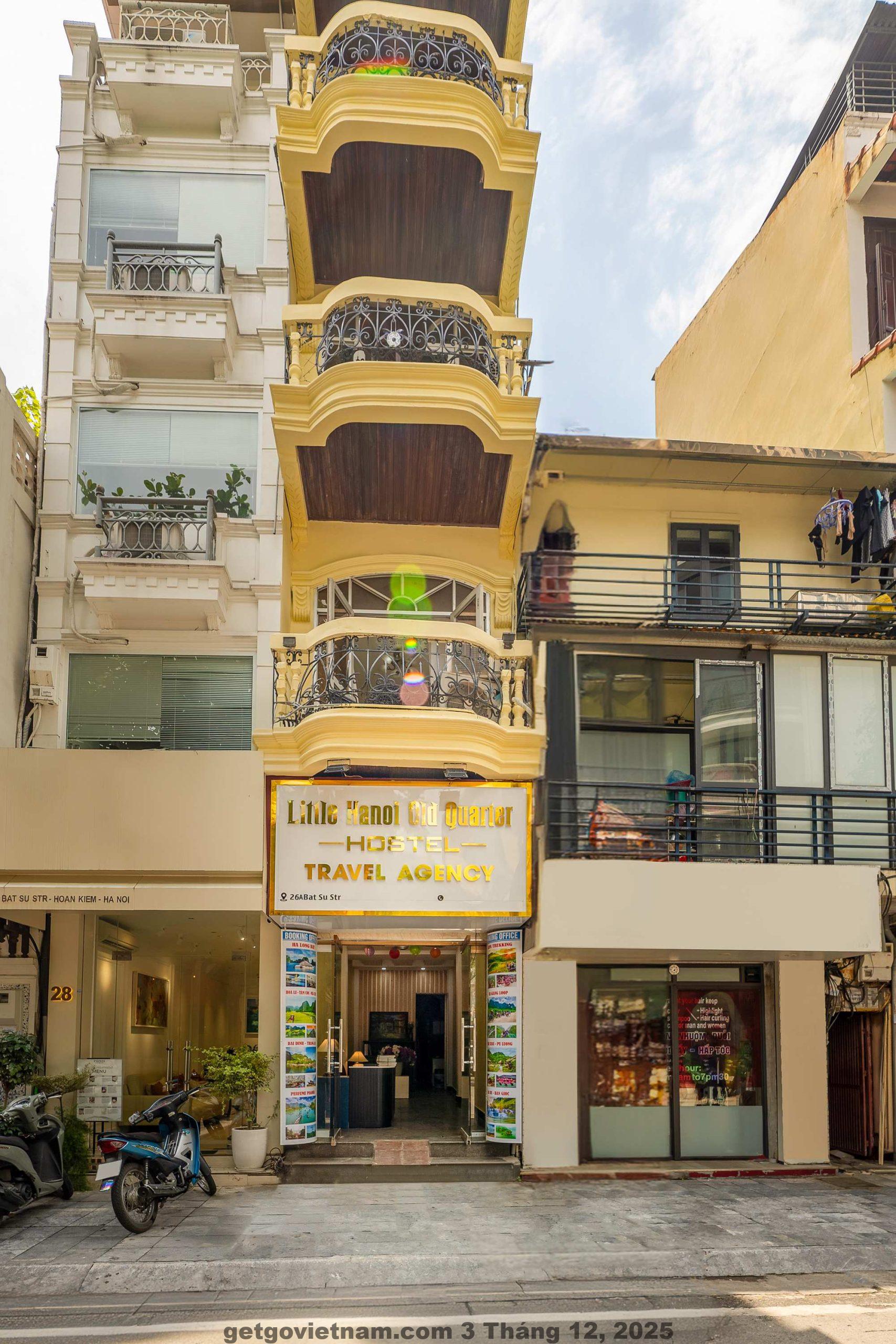 Mặt tiền Little Hanoi Old Quarter Hostel với phong cách nhà phố cổ Hà Nội