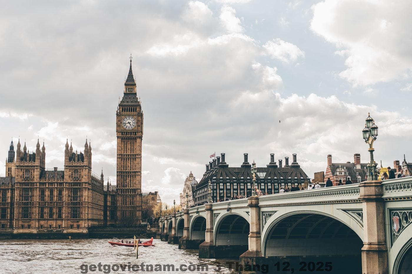 Không gian khu phố cổ Hà Nội gần Hanoi Vibes Hostel