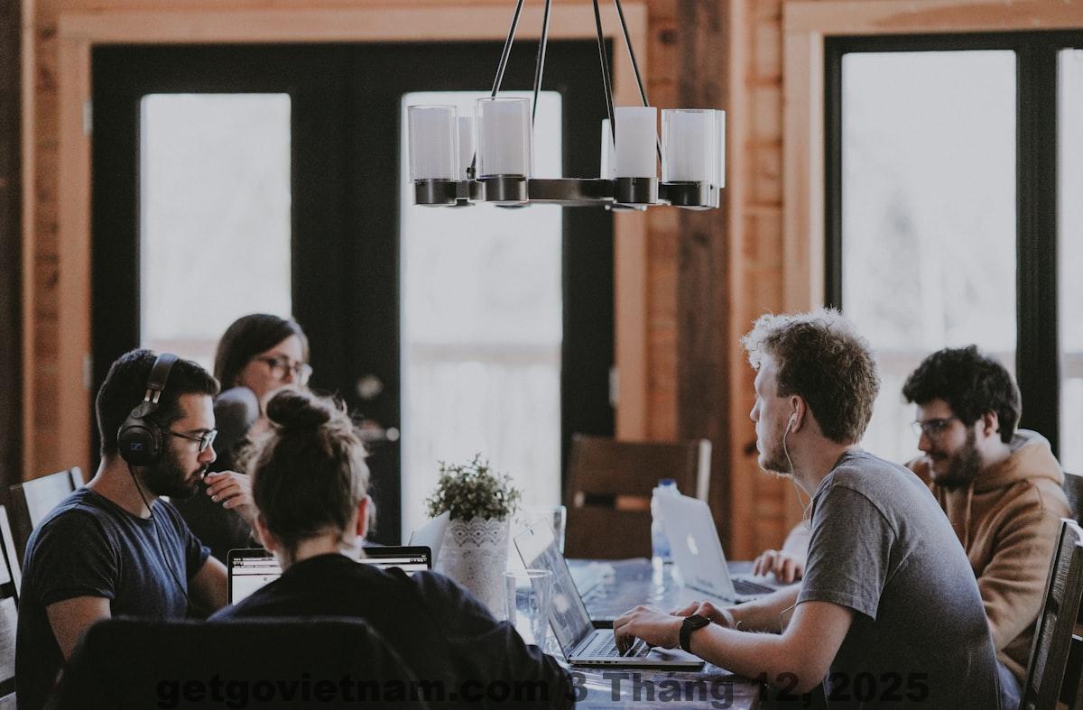 Nhân viên lễ tân thân thiện tại khách sạn Hanoi Center Silk Premium Hotel