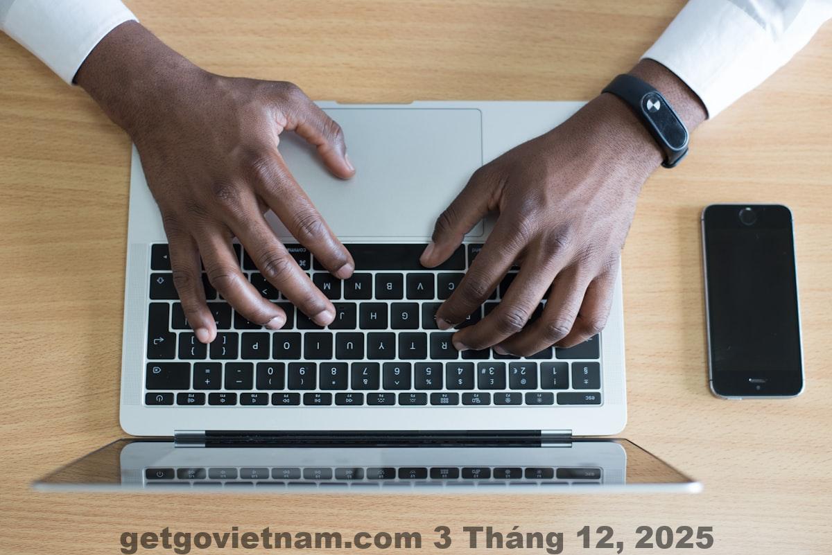 Nhân viên lễ tân khách sạn boutique phục vụ khách với thái độ thân thiện