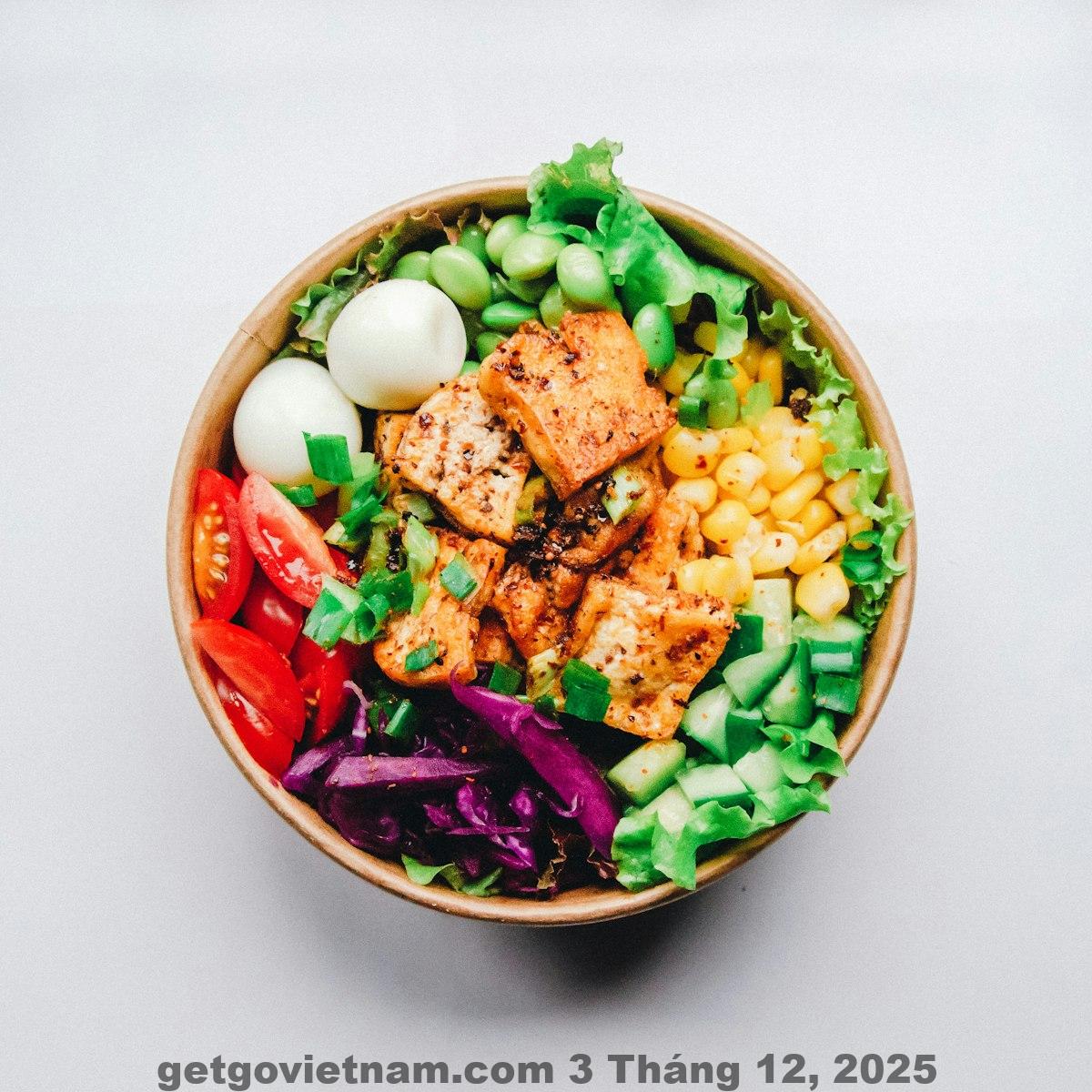 Bữa sáng buffet nhỏ tại khách sạn với salad, bánh mì và phở nóng