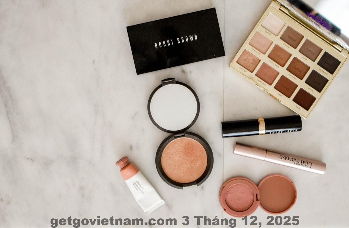 Nhân viên lễ tân khách sạn đang hỗ trợ khách check-in