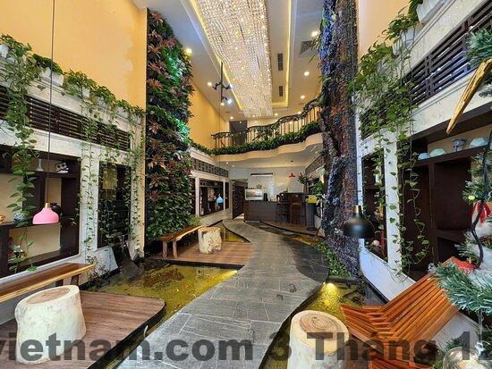 Sảnh lễ tân Hanoi Brilliant Hotel & Spa với thiết kế trang nhã