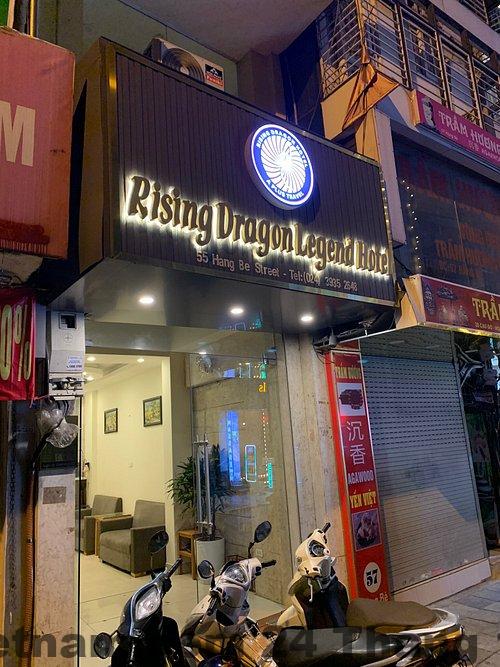 Phòng tắm và toilet tại Rising Dragon Legend Hotel với thiết kế nhỏ gọn và sạch sẽ