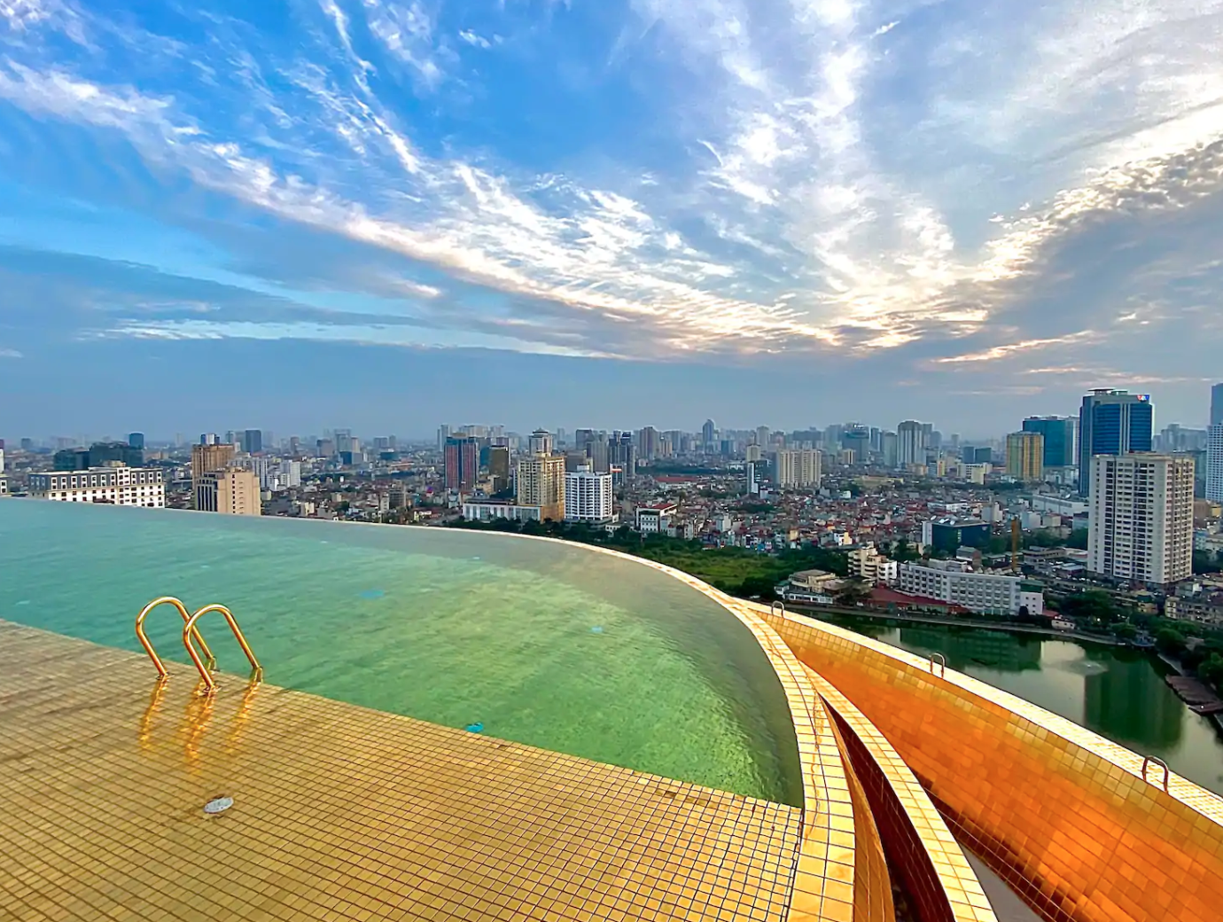 Hồ bơi dát vàng rooftop cực nổi tiếng tại Dolce Golden Lake