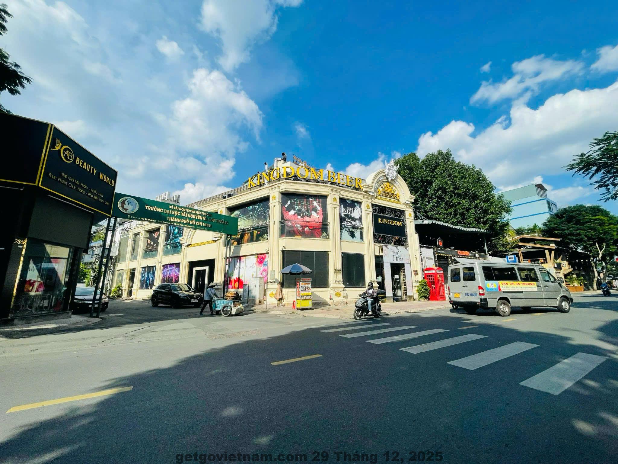 Mặt tiền King’s Hotel Yên Hòa Hà Nội - sạch sẽ, dễ tìm và nằm trong khu dân cư yên tĩnh