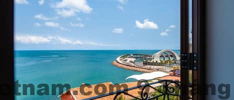 Phòng nghỉ tại Hanoi Indochine Premium Hotel phong cách Indochine, nội thất gỗ tối màu, thiết kế ấm cúng nhưng diện tích nhỏ