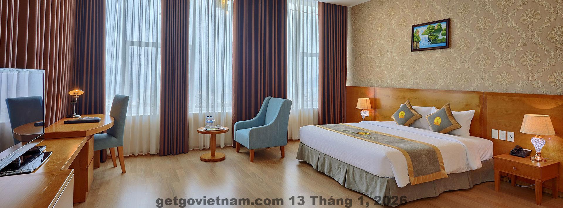 Phòng khách sạn sạch sẽ, tiện nghi, không gian thoáng đãng.