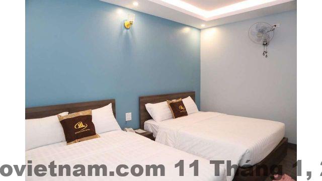 Toàn cảnh khu vực khách sạn Hotel Hoàng Long nhìn từ bên ngoài