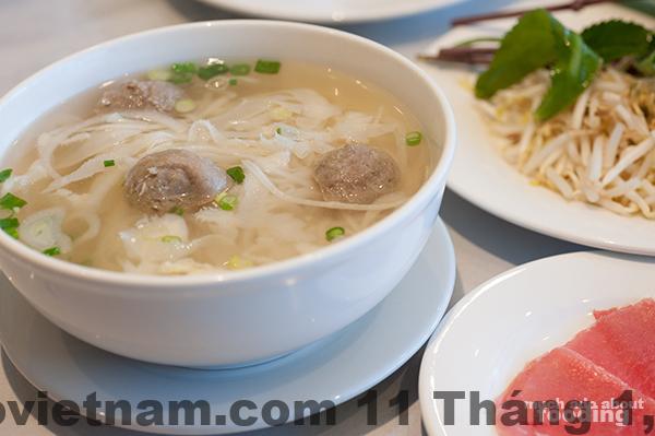 Quán ăn sáng địa phương gần MIMOSA HALONG HOTEL được nhiều khách lựa chọn